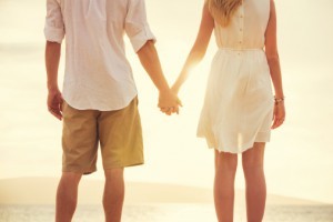  Jeune couple amoureux sur la plage au coucher de soleil