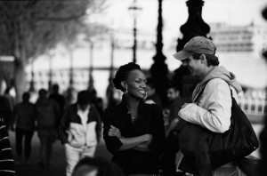 homme-avec-femme-black-dans-la-rue-regard