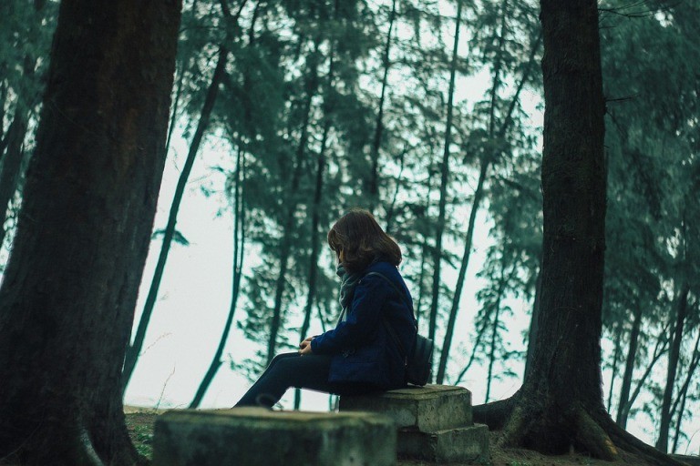 Femme seule dans la forêt