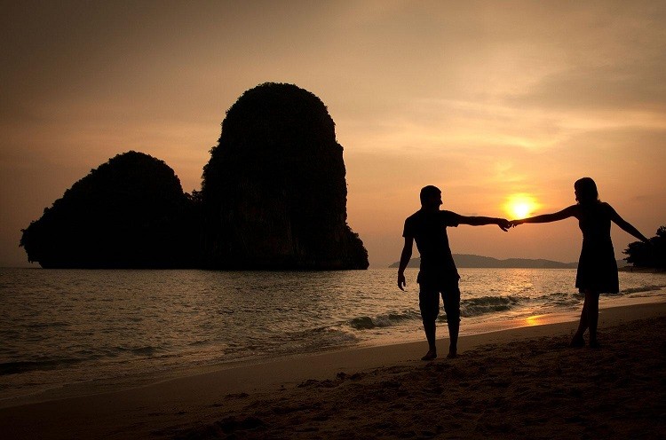 Couple plage au soleil couchant